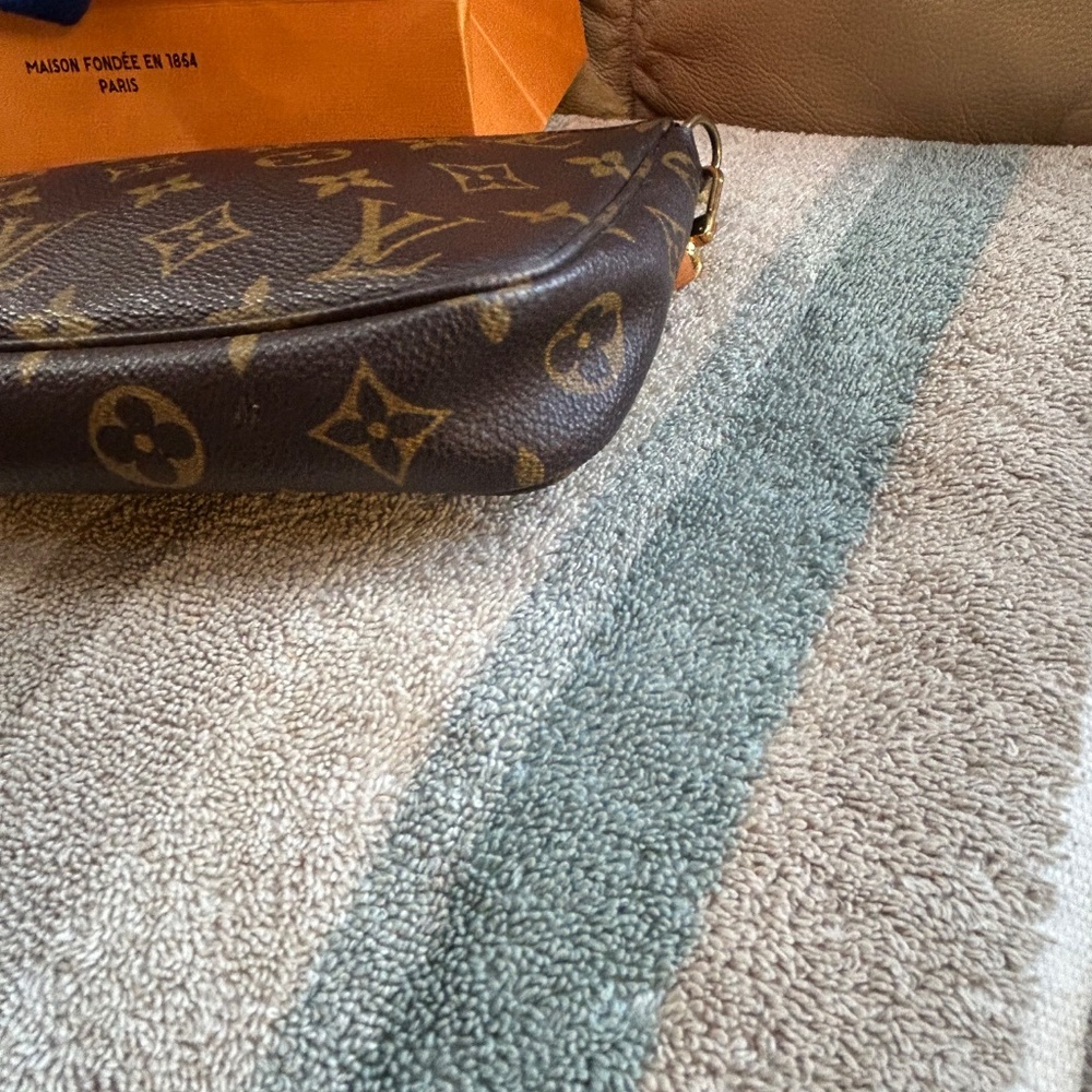 Beautiful 💯% authentic Louis Vuitton POCHETTE accessories monogram - Picture 12 of 12